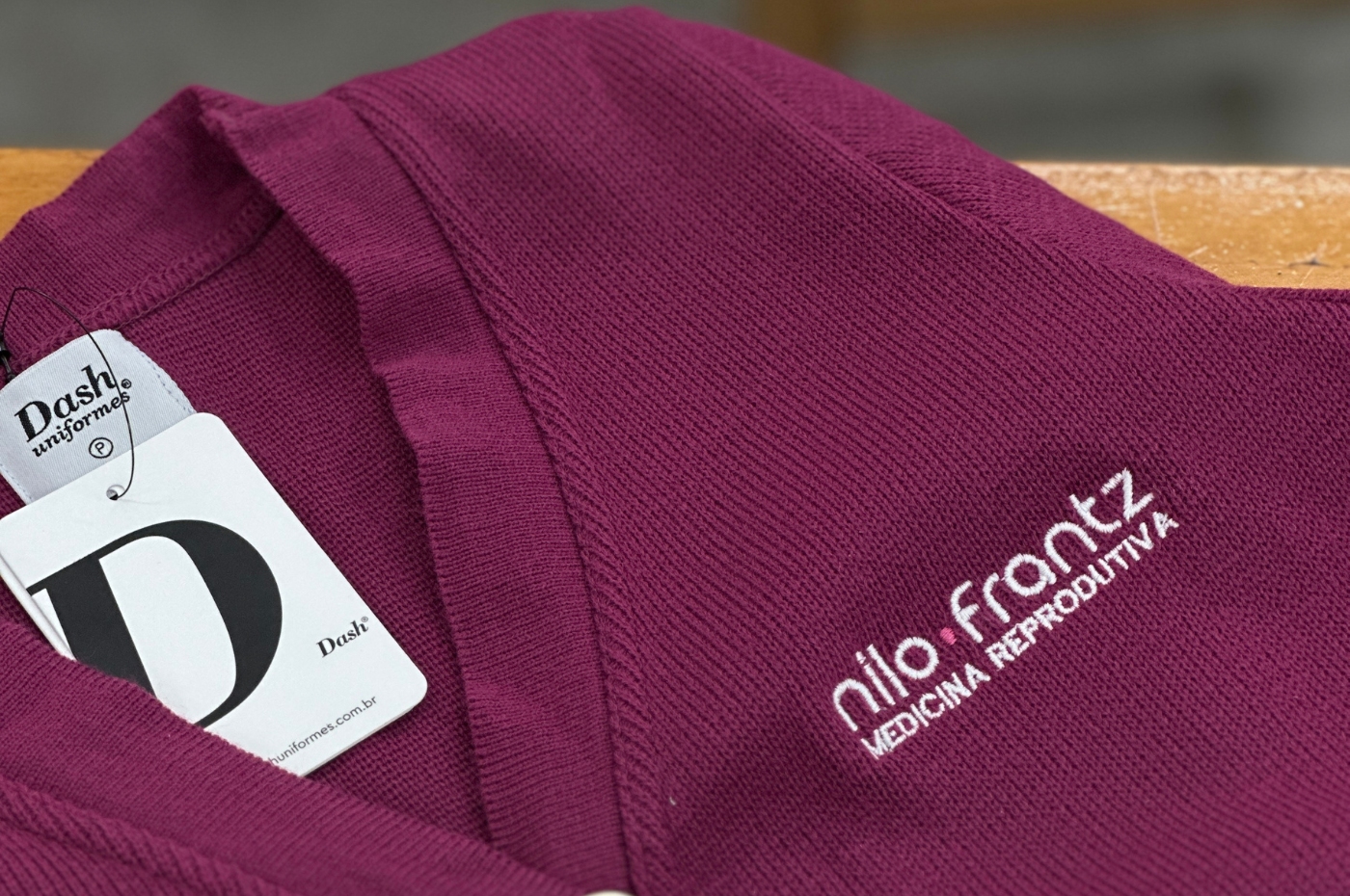 Bordado en el uniforme: ¿cuándo usar el logo o no?